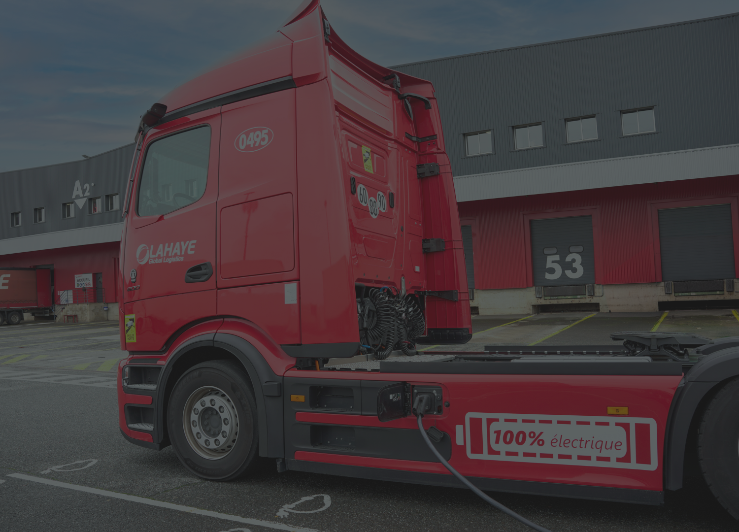 Camion électrique lahaye global logistics en recharge